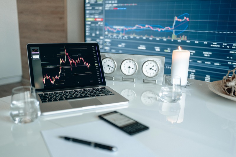 graphique trading sur un écran pc